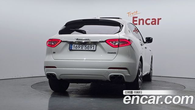 Maserati Levante 3.0 Diesel AWD GranLusso - фото 2