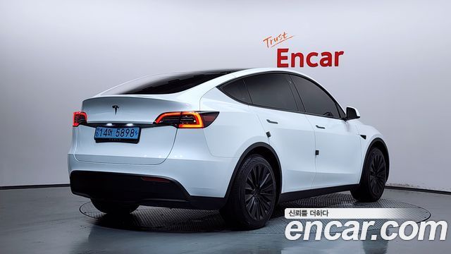 Tesla Model Y RWD - фото 1