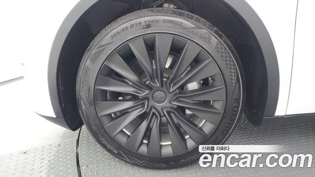 Tesla Model Y RWD - фото 4