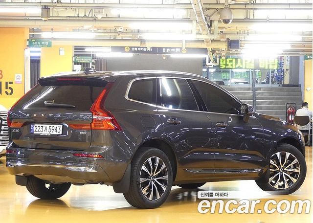 Volvo XC60 2-го поколения B5 Ultimate Bright - фото 1