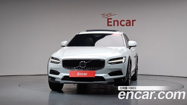 Volvo V90 Cross Country B5 Pro AWD - фото 1
