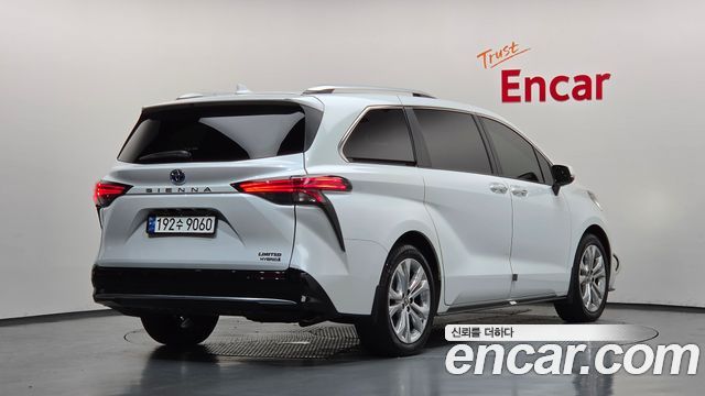 Toyota Sienna 4-го поколения 2.5 Hybrid 2WD - фото 1
