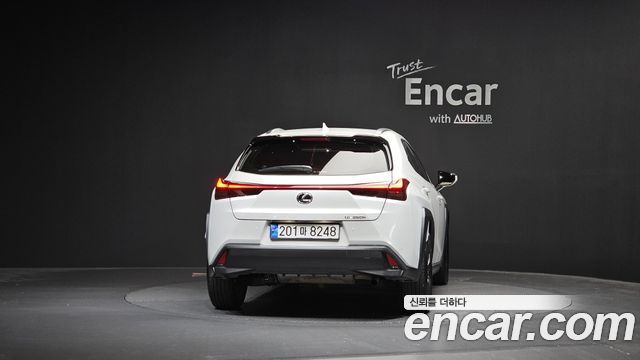 Lexus UX 250h 2.0 2WD - фото 2