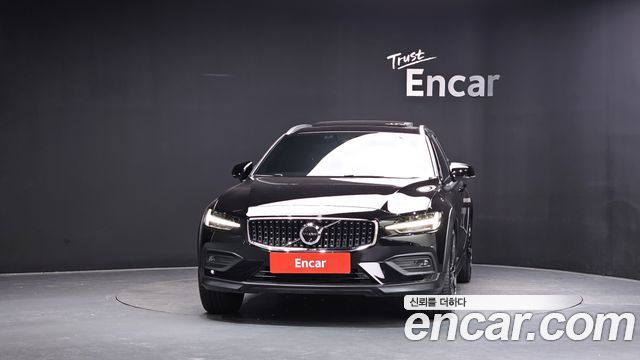 Volvo V60 Cross Country 2-го поколения B5 Ultra AWD - фото 1