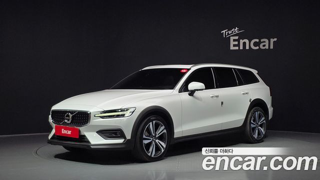 Volvo V60 Cross Country 2-го поколения B5 Pro AWD - фото 0