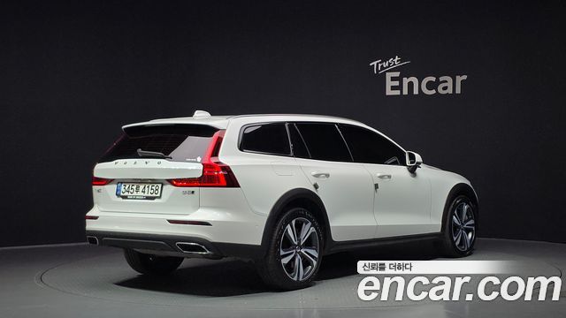 Volvo V60 Cross Country 2-го поколения B5 Pro AWD - фото 1