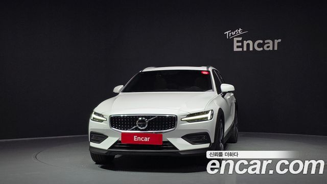 Volvo V60 Cross Country 2-го поколения B5 Pro AWD - фото 2