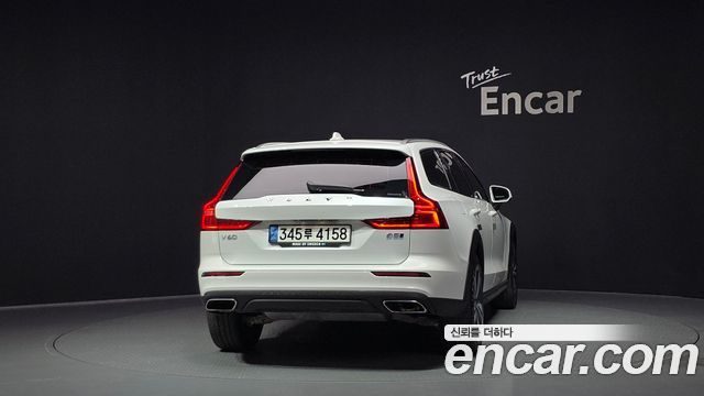 Volvo V60 Cross Country 2-го поколения B5 Pro AWD - фото 3