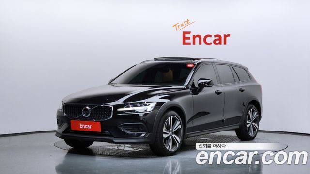 Volvo V60 Cross Country 2-го поколения B5 Pro AWD - фото 0