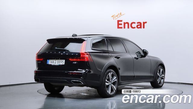 Volvo V60 Cross Country 2-го поколения B5 Pro AWD - фото 1