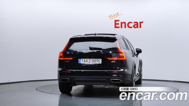 Volvo V60 Cross Country 2-го поколения B5 Pro AWD - фото 3
