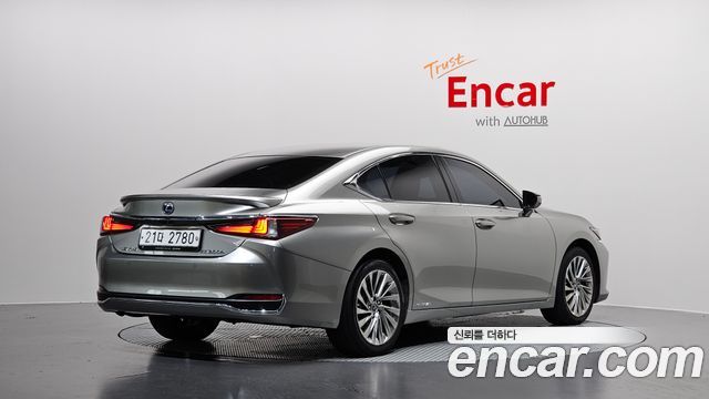 Lexus ES 300h 7-го поколения Luxury Plus - фото 1