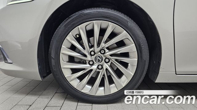 Lexus ES 300h 7-го поколения Luxury Plus - фото 4