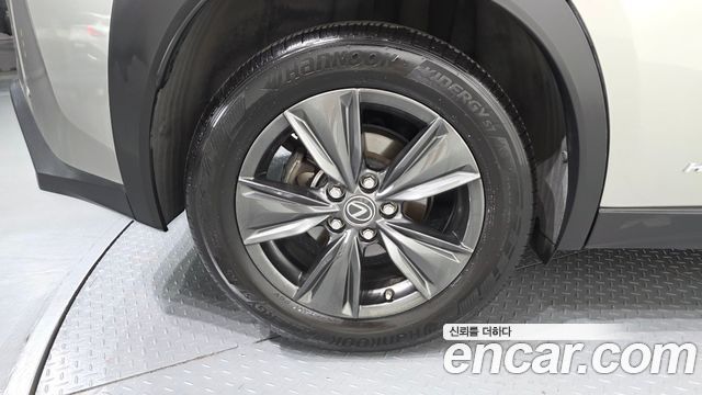 Lexus UX 250h 2.0 2WD - фото 4