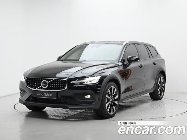Volvo V60 Cross Country 2-го поколения B5 Ultimate AWD - фото 0