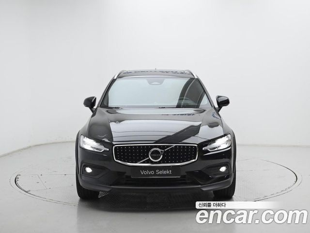 Volvo V60 Cross Country 2-го поколения B5 Ultimate AWD - фото 1