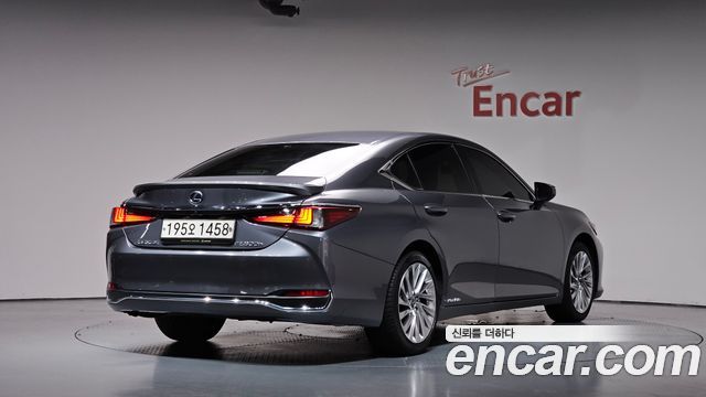 Lexus ES 300h 7-го поколения Executive - фото 1