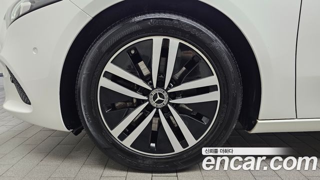 Mercedes-Benz A-Class W177 A220 Hatchback - фото 4