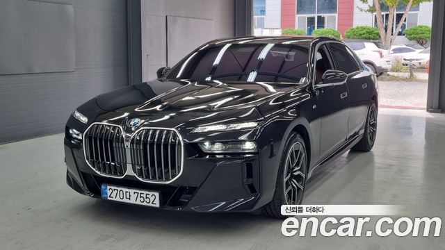 BMW 7 Series G70 740d xDrive M Sport - фото 1