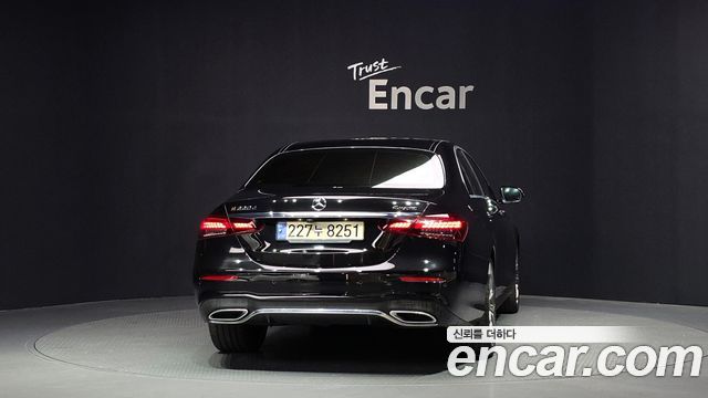 Mercedes-Benz E-Class W213 E220d 4MATIC AMG Line - фото 3