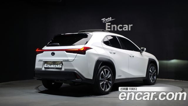 Lexus UX 250h 2.0 AWD - фото 1