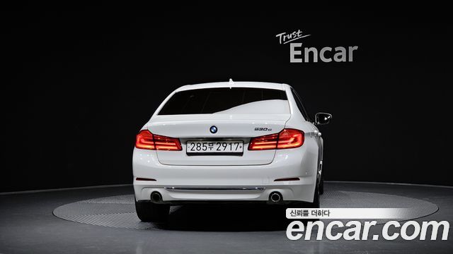 BMW 5 Series G30 530e Luxury - фото 2