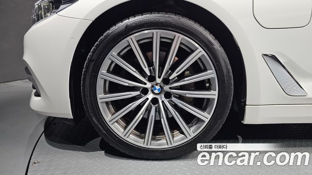 BMW 5 Series G30 530e Luxury - фото 3