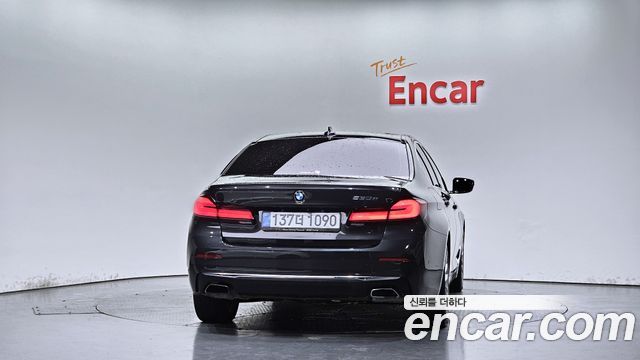 BMW 5 Series G30 530e Luxury - фото 3
