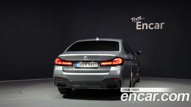 BMW 5 Series G30 M550i xDrive - фото 3