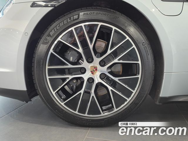Porsche Taycan Base - фото 4