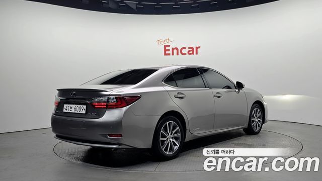 Lexus ES 300h Executive XV60 - фото 1