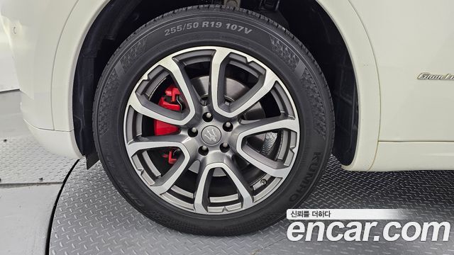 Maserati Levante 3.0 Diesel AWD GranLusso - фото 4