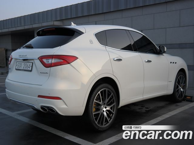 Maserati Levante 3.0 S AWD GranLusso - фото 3