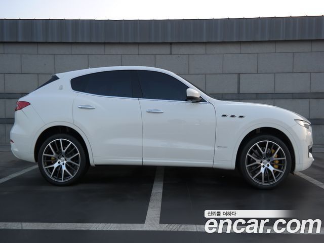Maserati Levante 3.0 S AWD GranLusso - фото 4