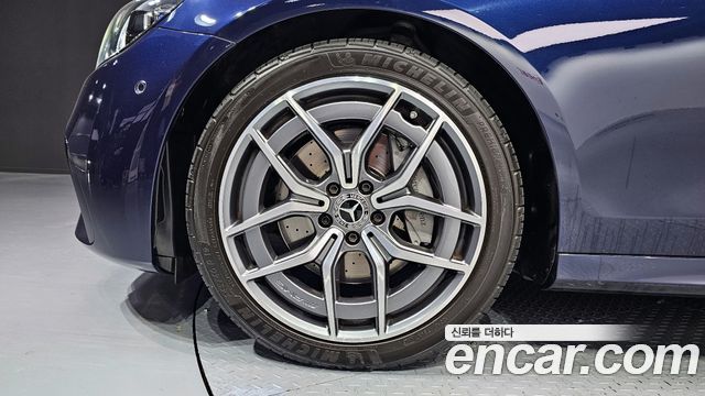 Mercedes-Benz E-Class W213 E220d 4MATIC AMG Line - фото 4