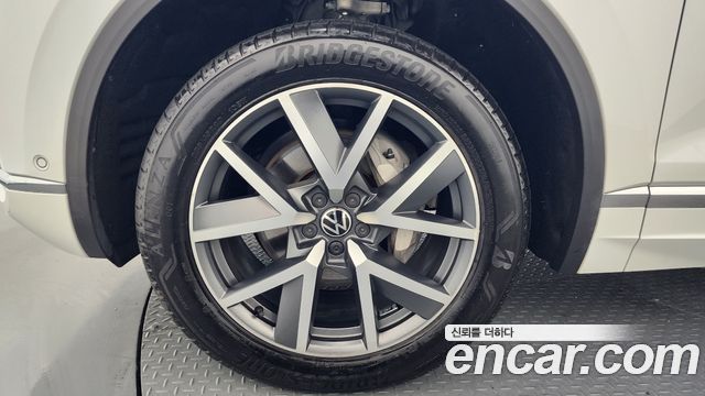 Volkswagen Touareg 3-го поколения 3.0 TDI Prestige - фото 4