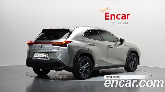 Lexus UX 250h 2.0 2WD - фото 1