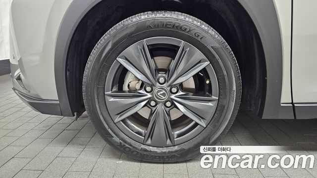 Lexus UX 250h 2.0 2WD - фото 4