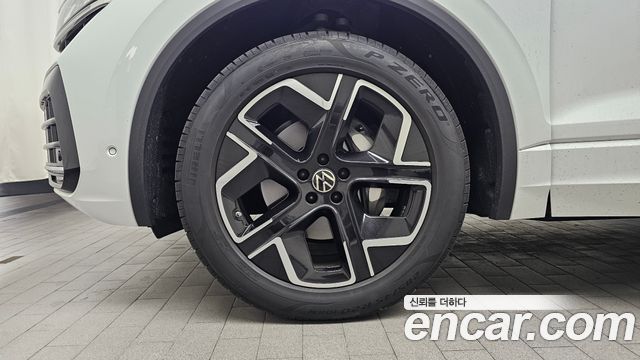 Volkswagen Touareg 3-го поколения 3.0 TDI Prestige - фото 4