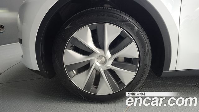Tesla Model Y RWD - фото 4