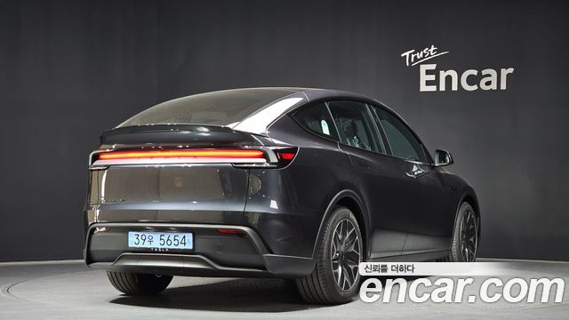 Tesla Model Y L Long Range AWD - фото 1