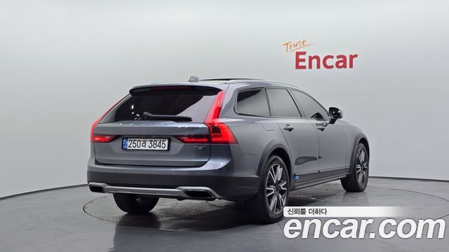 Volvo V90 Cross Country T5 Pro AWD - фото 1