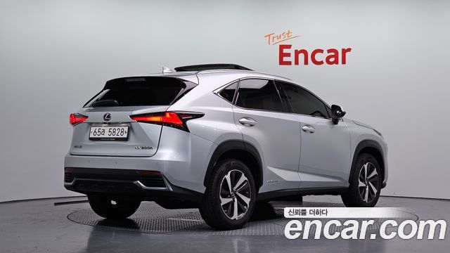 Lexus NX 300h Supreme - фото 1