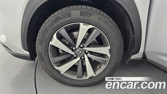 Lexus NX 300h Supreme - фото 4