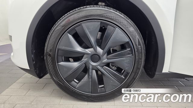 Tesla Model Y RWD - фото 4