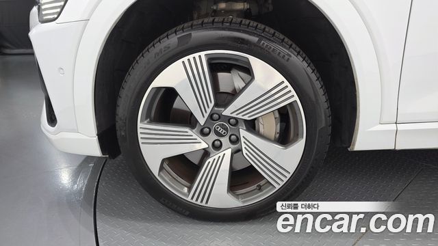 Audi e-Tron 55 Quattro Sportback - фото 4
