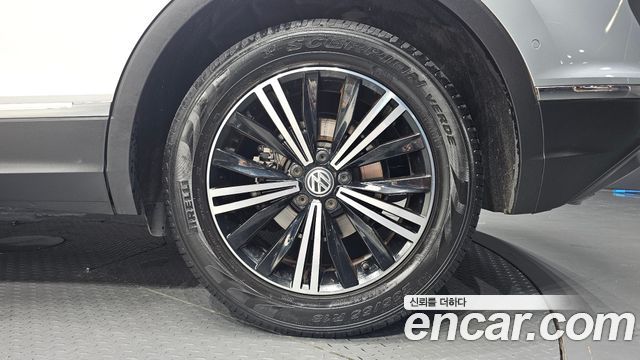 Volkswagen Tiguan 2-го поколения 2.0 TDI Prestige - фото 4