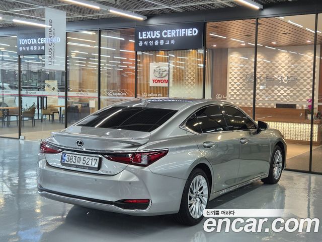 Lexus ES 300h 7-го поколения Executive - фото 1