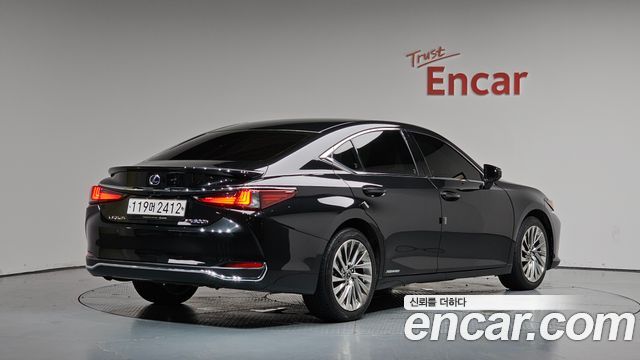 Lexus ES 300h 7-го поколения Executive - фото 0