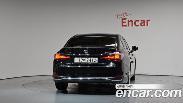 Lexus ES 300h 7-го поколения Executive - фото 2